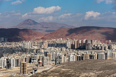 تبریز یکی از کلانشهر‌هایی است که نبود فضای سبز کافی در آن مشهود است و ساختمان‌ها و آسمانخراش‌ها از فاصله‌ای دور نمای خود را به رخ می‌کشند