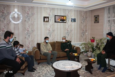 اعطای درجه سرلشکری شهید عبدالرسول استوار محمود آبادی به خانواده ایشان توسط سردار سرلشکر حسن باقری رییس ستاد کل نیروهای مسلح
