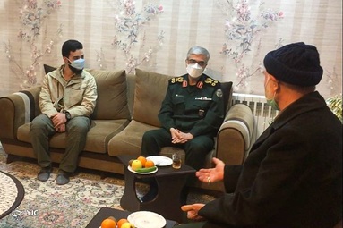 اعطای درجه سرلشکری شهید عبدالرسول استوار محمود آبادی به خانواده ایشان توسط سردار سرلشکر حسن باقری رییس ستاد کل نیروهای مسلح