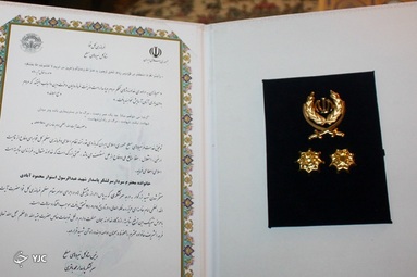 اعطای درجه سرلشکری شهید عبدالرسول استوار محمود آبادی به خانواده ایشان توسط سردار سرلشکر حسن باقری رییس ستاد کل نیروهای مسلح