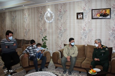 اعطای درجه سرلشکری شهید عبدالرسول استوار محمود آبادی به خانواده ایشان توسط سردار سرلشکر حسن باقری رییس ستاد کل نیروهای مسلح