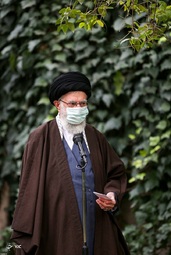 به‌مناسبت روز درختکاری، حضرت آیت‌الله خامنه‌ای در محوطه‌ی دفتر رهبری دو نهال میوه کاشتند