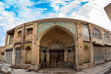 محله فیض‌آباد، محله‌ای اعیانی و به‌شمار می‌آمد، و به همین دلیل خانه‌های به جای مانده در آن از معماری با ارزش و تزئینات پُرکاری برخوردارند که قدمت آن به اواخر دوران زندیه بازمی‌گردد - کرمانشاه