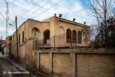 محله فیض‌آباد، محله‌ای اعیانی و به‌شمار می‌آمد، و به همین دلیل خانه‌های به جای مانده در آن از معماری با ارزش و تزئینات پُرکاری برخوردارند که قدمت آن به اواخر دوران زندیه بازمی‌گردد - کرمانشاه