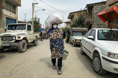 مردم روستای گفشگیری در حال خرید از بازار هفتگی هستند -  گلستان