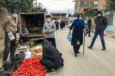 مردم روستای گفشگیری در حال خرید از بازار هفتگی هستند -  گلستان