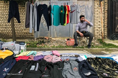 مردم روستای گفشگیری در حال خرید از بازار هفتگی هستند -  گلستان