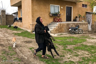 مردم روستای گفشگیری در حال خرید از بازار هفتگی هستند -  گلستان
