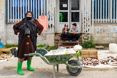 مردم روستای گفشگیری در حال خرید از بازار هفتگی هستند -  گلستان