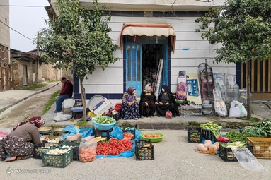 مردم روستای گفشگیری در حال خرید از بازار هفتگی هستند -  گلستان