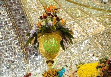 حال و هوای بین الحرمین؛ حرم و ضریح گل آرایی شده حضرت اباعبدالله الحسین (ع) در شب ولادت آن حضرت - کربلای معلی