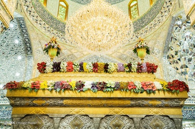 حال و هوای بین الحرمین؛ حرم و ضریح گل آرایی شده حضرت اباعبدالله الحسین (ع) در شب ولادت آن حضرت - کربلای معلی