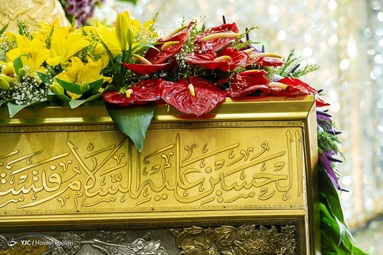 حال و هوای بین الحرمین؛ حرم و ضریح گل آرایی شده حضرت اباعبدالله الحسین (ع) در شب ولادت آن حضرت - کربلای معلی