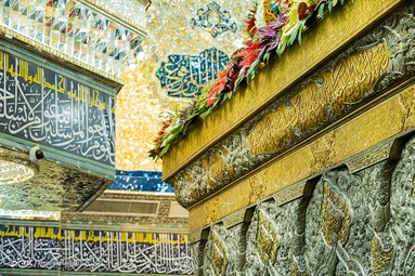حال و هوای بین الحرمین؛ حرم و ضریح گل آرایی شده حضرت اباعبدالله الحسین (ع) در شب ولادت آن حضرت - کربلای معلی