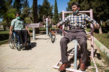 حاج نبی فریدونی جانباز 70 درصد که علاوه بر تحمل درد و رنج ترکش ، قطع نخاع شده اما دوست دارد لحظات پر از عشق و شادی را به خانواده و اطرافیانش هدیه دهد