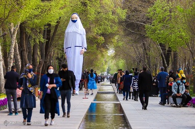 باز آفرینی آیین های نوروزی توسط عروسک های غول پیکر - چهارباغ اصفهان