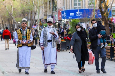 باز آفرینی آیین های نوروزی توسط عروسک های غول پیکر - چهارباغ اصفهان