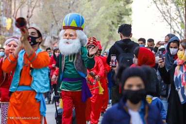 باز آفرینی آیین های نوروزی توسط عروسک های غول پیکر - چهارباغ اصفهان
