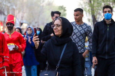 باز آفرینی آیین های نوروزی توسط عروسک های غول پیکر - چهارباغ اصفهان