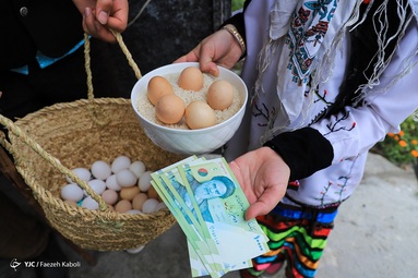 آیین سنتی «نوروزخوانی» هر سال در روز‌های آخر اسفند در روستا‌های استان گلستان با رسوم خاصی برگزار می‌شود و نوروزخوان مردم را به آمدن بهار مژده می‌دهد.