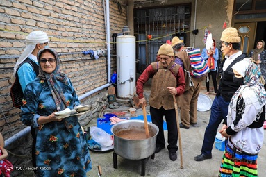 آیین سنتی «نوروزخوانی» هر سال در روز‌های آخر اسفند در روستا‌های استان گلستان با رسوم خاصی برگزار می‌شود و نوروزخوان مردم را به آمدن بهار مژده می‌دهد.