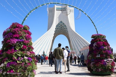 لحظه تحویل سال ۱۴۰۰ در میدان آزادی