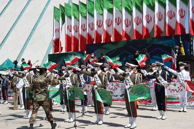 لحظه تحویل سال ۱۴۰۰ در میدان آزادی
