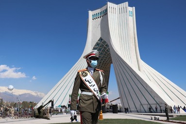 لحظه تحویل سال ۱۴۰۰ در میدان آزادی
