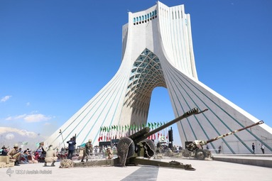 لحظه تحویل سال ۱۴۰۰ در میدان آزادی
