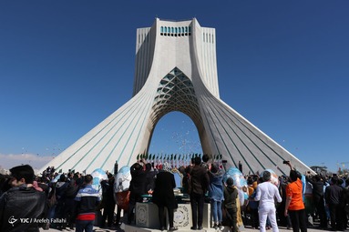 لحظه تحویل سال ۱۴۰۰ در میدان آزادی