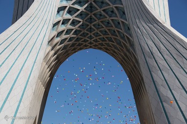 لحظه تحویل سال ۱۴۰۰ در میدان آزادی