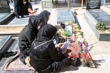 لحظه سال تحویل ۱۴۰۰ - گلزار شهدای اردکان‎