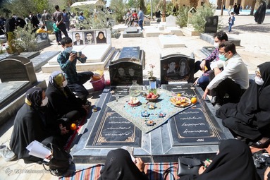 لحظه سال تحویل ۱۴۰۰ - گلزار شهدای اردکان‎