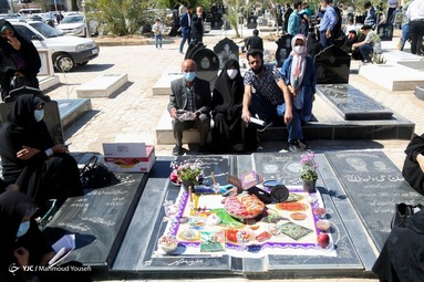 لحظه سال تحویل ۱۴۰۰ - گلزار شهدای اردکان‎