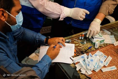 آغاز واکسیناسیون کارکنان سازمان آرامستانهای شهرداری اهواز بر علیه کرونا