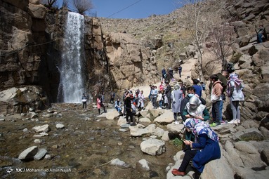 همدان زرد، گنجنامه قرمز