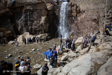 همدان زرد، گنجنامه قرمز