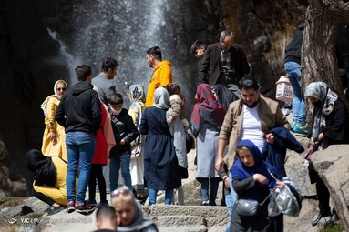 همدان زرد، گنجنامه قرمز