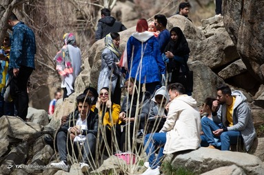 همدان زرد، گنجنامه قرمز
