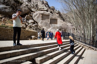 همدان زرد، گنجنامه قرمز