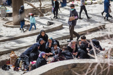 همدان زرد، گنجنامه قرمز