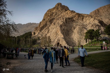 بازدید مسافران نوروزی از طاق بستان