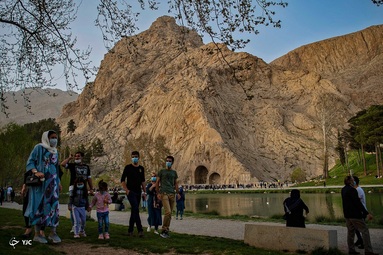 بازدید مسافران نوروزی از طاق بستان