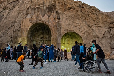 بازدید مسافران نوروزی از طاق بستان