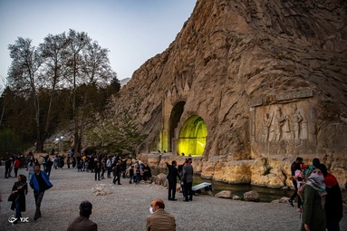 بازدید مسافران نوروزی از طاق بستان