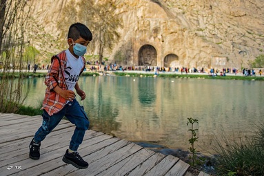 بازدید مسافران نوروزی از طاق بستان