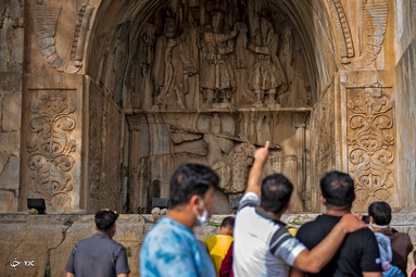 بازدید مسافران نوروزی از طاق بستان