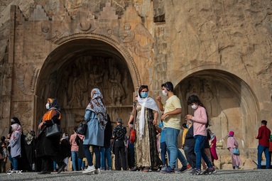 بازدید مسافران نوروزی از طاق بستان