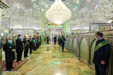 آیین غباروبی و گنبد شویی حرم مطهر حضرت شاهچراغ (ع)