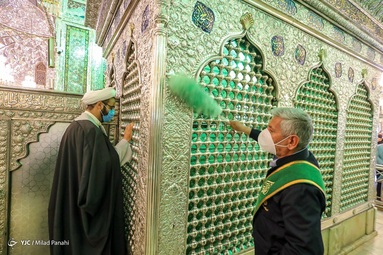 آیین غباروبی و گنبد شویی حرم مطهر حضرت شاهچراغ (ع)